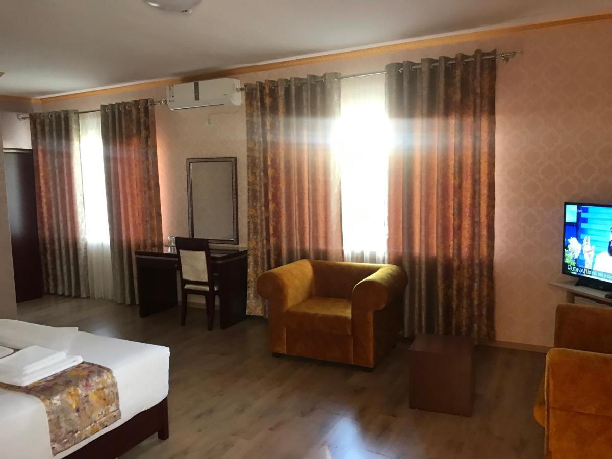 British Hotel Pogradec Kültér fotó